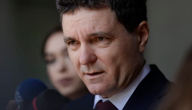 Nicușor Dan Cere Răbdare După Exit-Polluri Contradictorii – Așteptați Numărătoarea Finală a Voturilor!