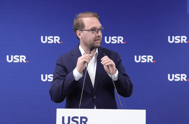  Dominic Fritz devine președinte interimar USR: România în criză după Revoluție, Nicușor Dan primește sprijinul formal al partidului pentru turul doi.