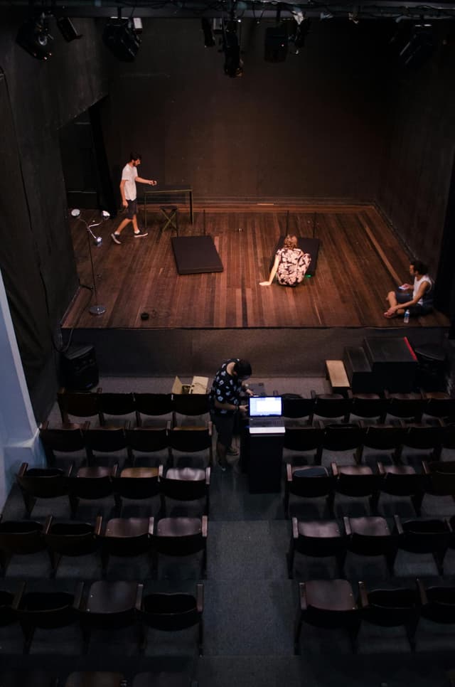  Descoperă Realitatea Vieții cu Cancerul prin Teatru la Timișoara, în Trei Spectacole Emoționante