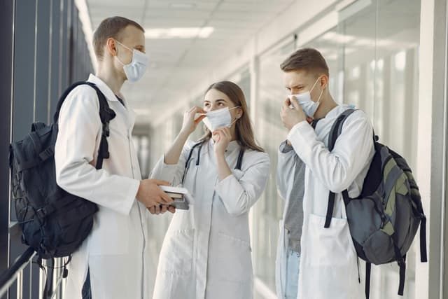  Universitățile de Medicină Preiau Rezidențiatul: O Nouă Eră de Coordonare după 18 Ani de Administrare DSP