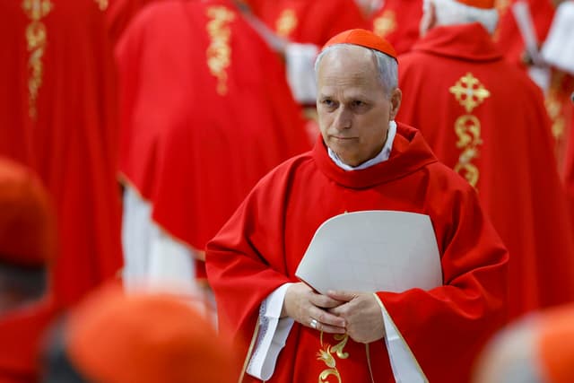  Fum alb la Vatican semnalizează alegerea noului papă - Americanul Robert Francis Prevost devine succesorul lui Francisc!