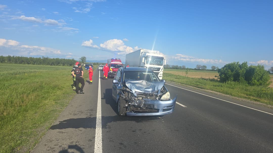  Două mașini implicate în accident rutier grav