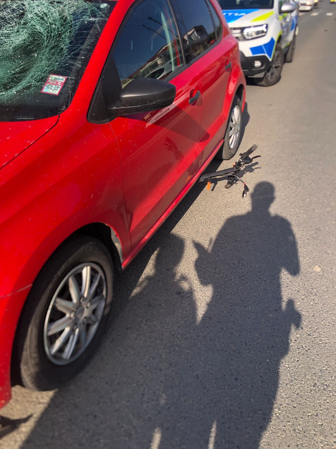 Tânăr de 19 ani pe trotinetă electrică, accidentat pe trecerea de pietoni din Timișoara; șoferul de aceeași vârstă, cercetat penal