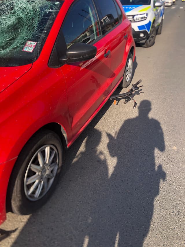 Tânăr de 19 ani pe trotinetă electrică, accidentat pe trecerea de pietoni din Timișoara; șoferul de aceeași vârstă, cercetat penal