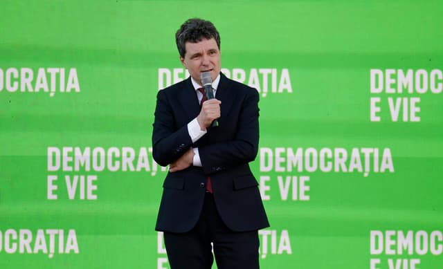 Nicușor Dan la Dezbaterea Digi 24, Singur. George Simion a Rămas Absent, Răspunzând Online După Ce a Înregistrat Jurnaliști Pe Ascuns