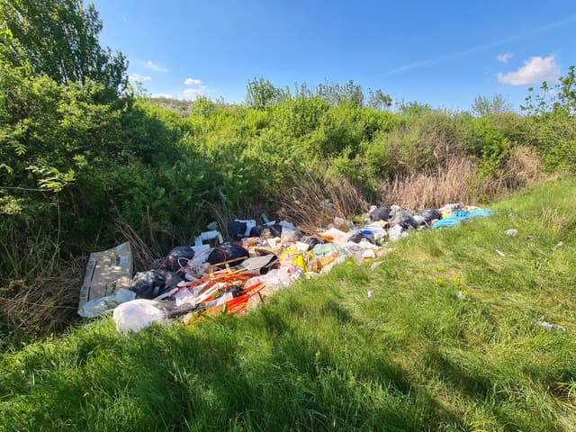  Capturarea Rețelei de Cărăuși Implicați în Abandonarea Ilegală a Deșeurilor lângă Traseul de Biciclete