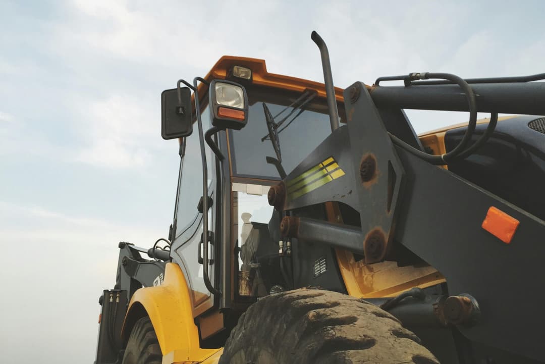  Accident pe DJ 593: Tractoristul de 44 de ani cauzează coliziune; două persoane rănite, dosar penal deschis de poliție