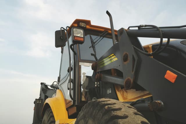  Accident pe DJ 593: Tractoristul de 44 de ani cauzează coliziune; două persoane rănite, dosar penal deschis de poliție