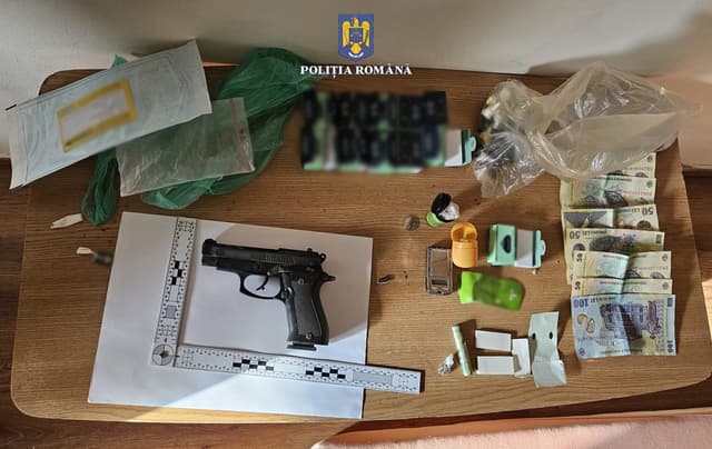 Bărbat de 32 de ani din Deta, reținut pentru arme și substanțe ilegale – Descoperit în urma unei percheziții la domiciliu, 15 mai.
