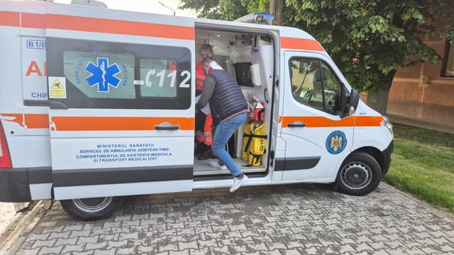 FOTO. Primarul din Șandra, atacat cu o sticlă de un sătean, chiar înainte de alegeri