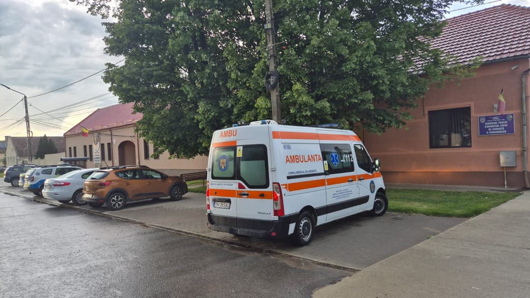 Copil din Ghilad internat după ce vântul i-a prăbușit bucată din acoperiș în cap în timpul vijeliei de cod roșu din Timiș