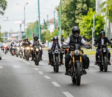 Ce evenimente ne așteaptă în Timișoara pe 24 mai 2025? Participă la plimbarea Gentlemanilor, ceremonia UVT sau alege un concert sau film!