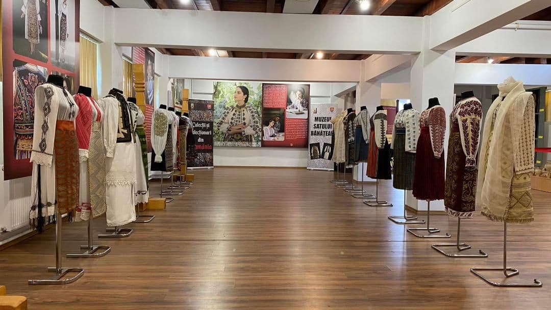 Expoziție de Costume Populare și Tradiții Autentice la Timișoara, de Sânziene