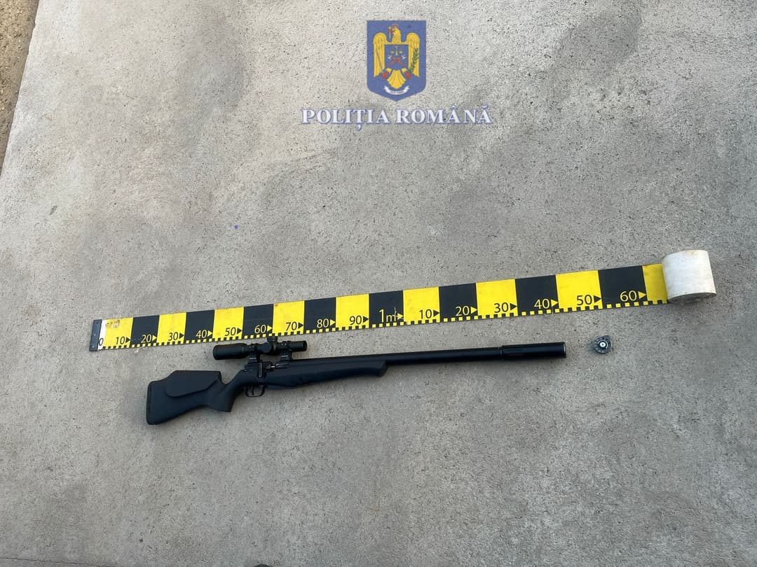 Bărbat din Bucovăț, reținut pentru focuri de armă și intrare ilegală într-o curte din Remetea Mare. Arma a fost recuperată de polițiști.