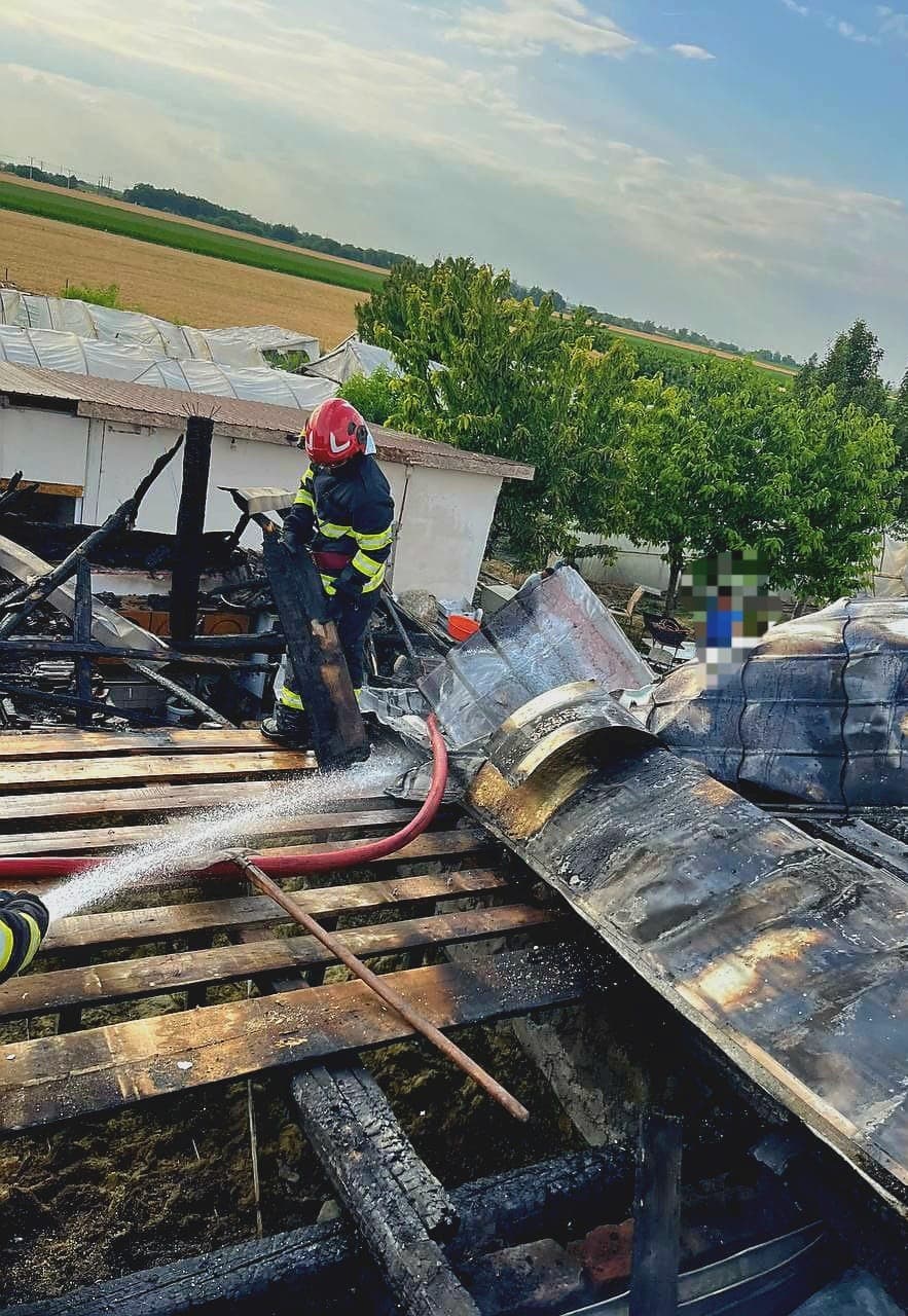 Acoperișul unei case mistuit de flăcări în urma unui puternic incendiu în comuna Șag, miercuri după-masă