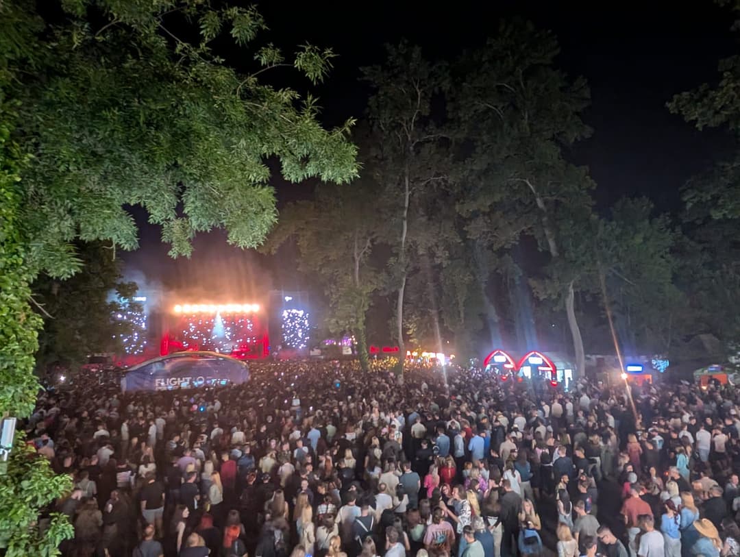 muzică live, artă captivantă și magie sub cerul liber cu 30.000 de fani în prima zi