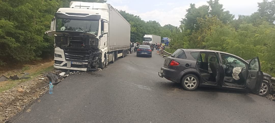 Șofer de 37 de ani rănit după impactul cu un TIR, pe DN 68 A, poliția investighează cazul.
