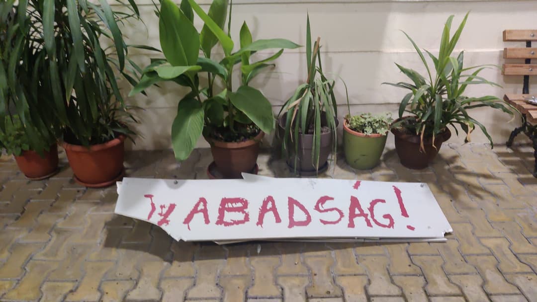 Imagini cu Vandalizarea Bisericii Reformate din Piața Maria, Simbol Istoric al Revoluției din '89