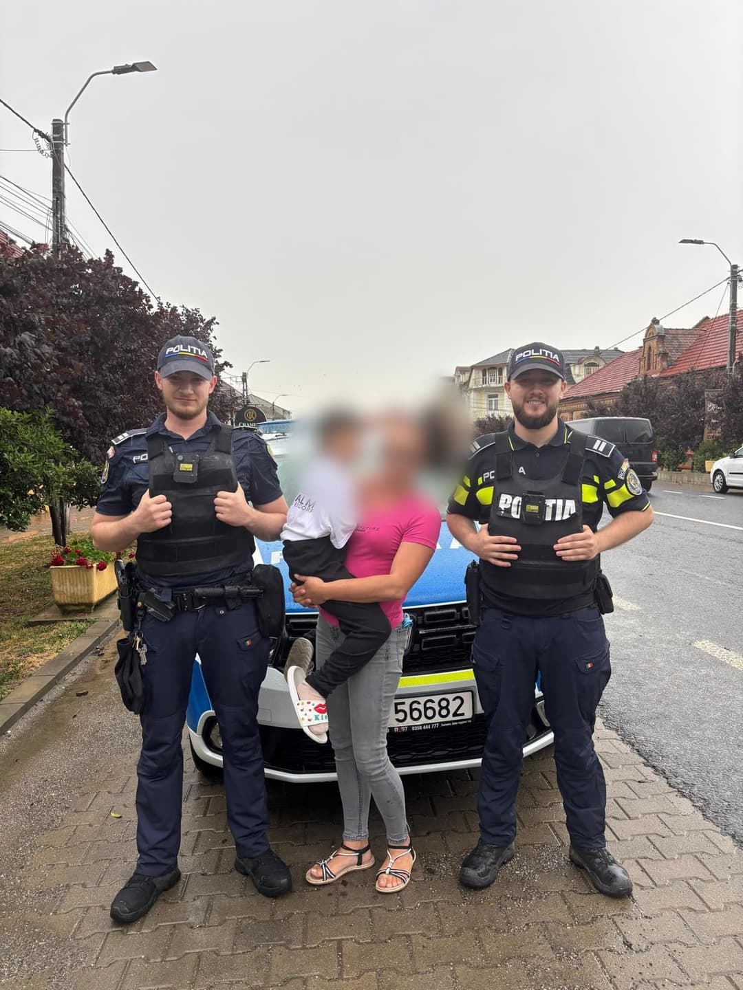 Fetiță de 6 ani, speriată de furtună la Recaș, găsită pe marginea drumului după ce a sărit pe geam
