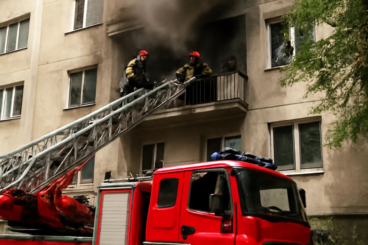 Pompierii intervin rapid la etajul 2 din Louis Țurcanu
